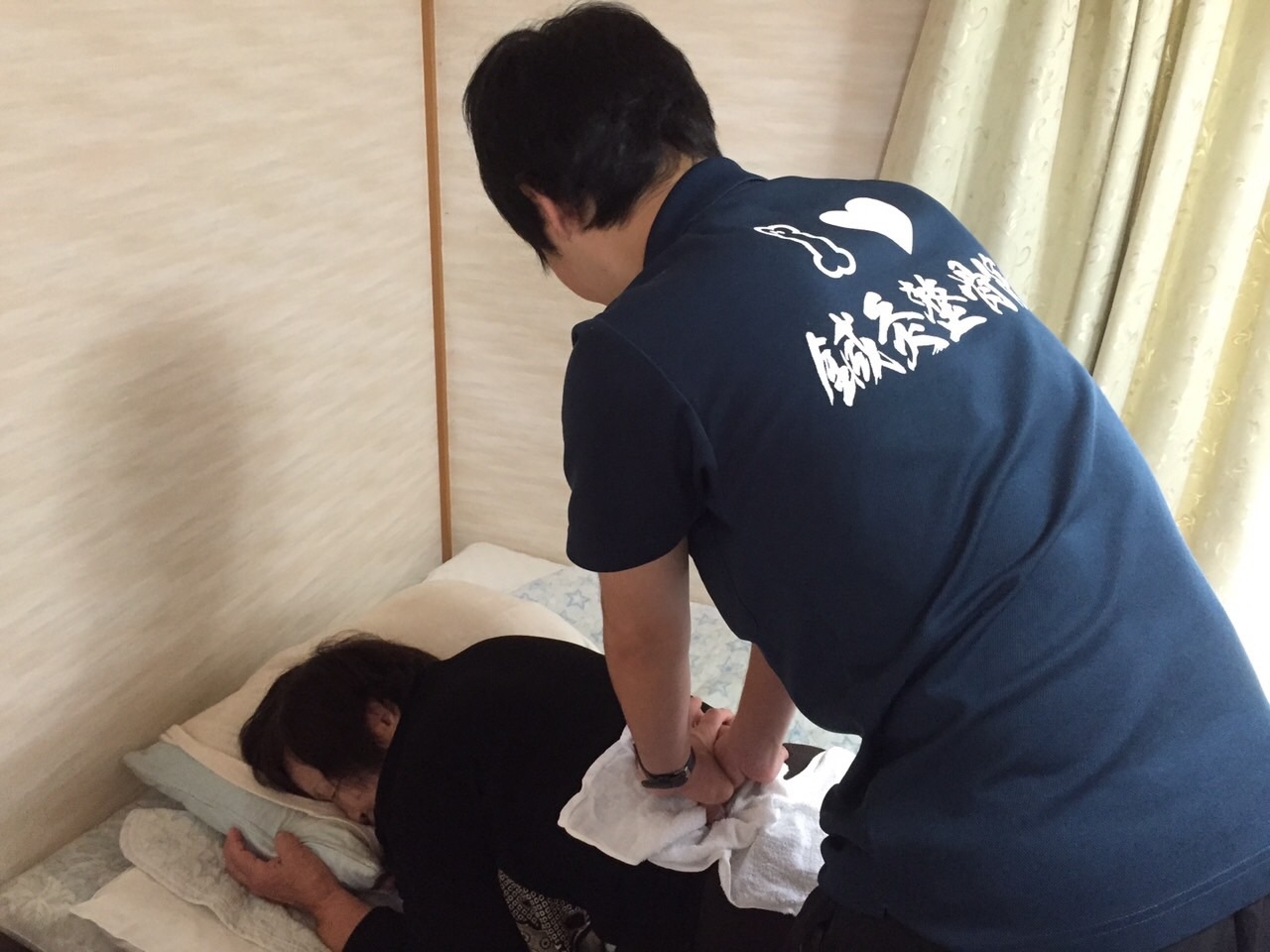 慢性的な痛みがあり、自力で歩いて通院が困難な方を対象に、ご自宅まで訪問して鍼灸施術をする医療サービスです。