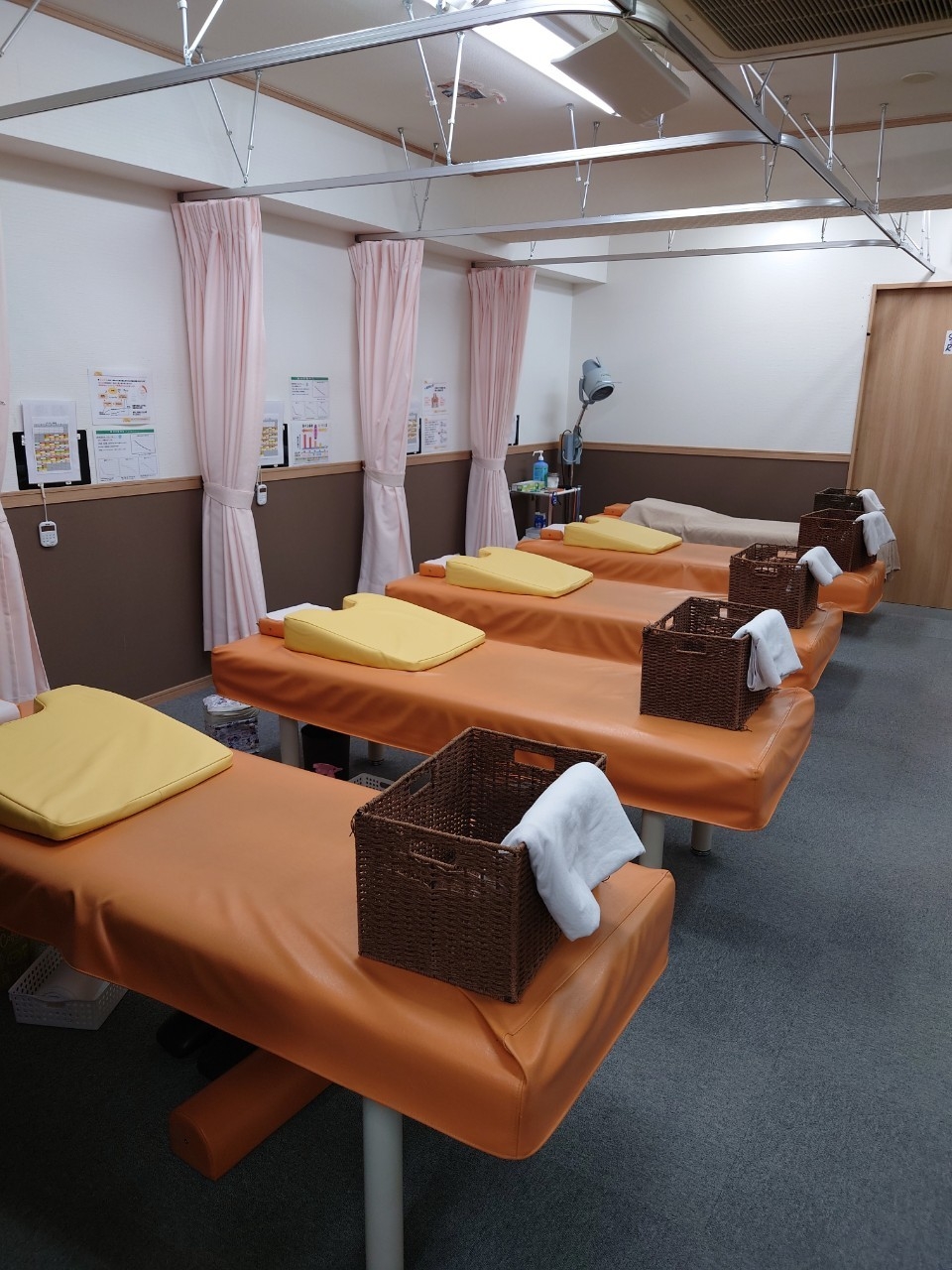 明るい院内で皆様の健康のお手伝いをさせていただきます！_02